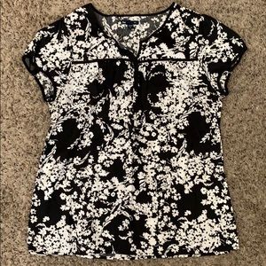 Floral print causal T-shirt.